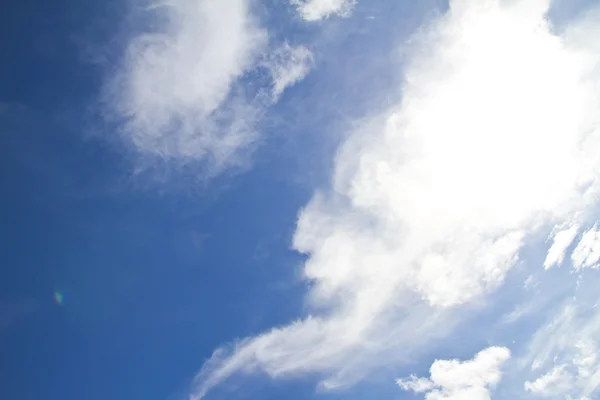 Cielo azul con nube —  Fotos de Stock