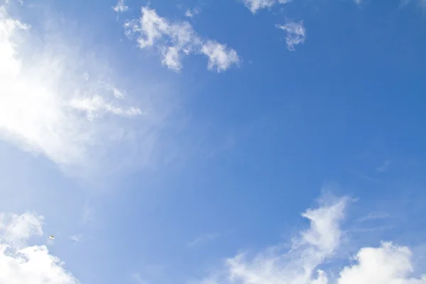 Cielo azul con nube — Foto de Stock