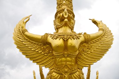 Altın garuda heykeli