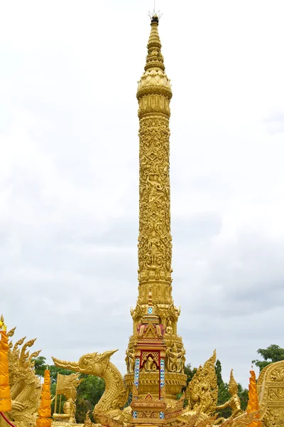 Tallado de garuda dorada en el barco en el parque Tung Sri Muang en la provincia de Ubon Ratchathani, Tailandia — Foto de Stock