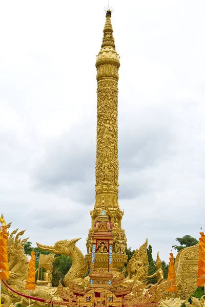 Tallado de garuda dorada en el barco en el parque Tung Sri Muang en la provincia de Ubon Ratchathani, Tailandia —  Fotos de Stock