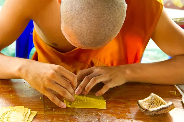 Boeddhistische maken een kaars — Stockfoto