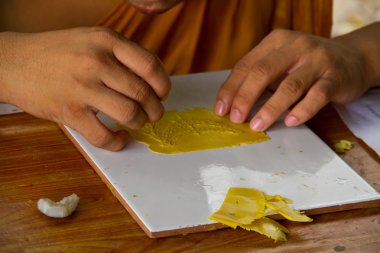 Budist bir mum yapma