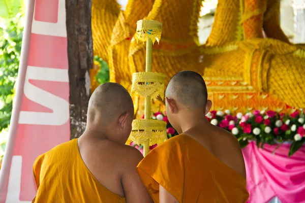 Buddhist making a candle — Stock Photo, Image