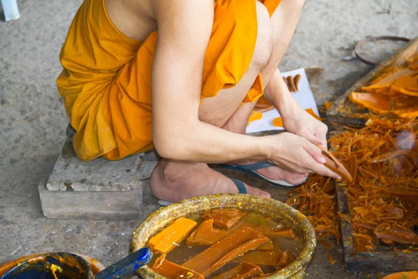 Buddhistiska göra en ljus — Stockfoto
