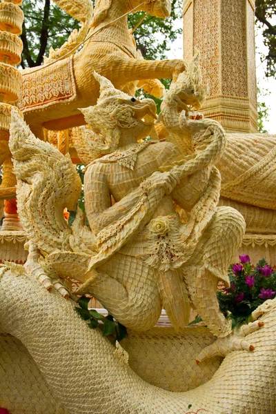 Las velas están talladas en cera, forma de arte tailandés de cera, UbonRatchathani, Tailandia —  Fotos de Stock