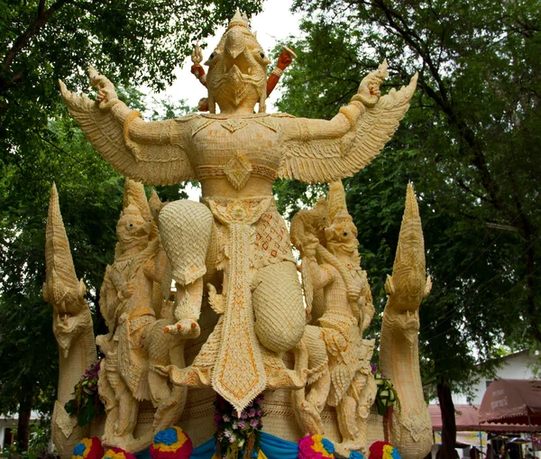 Las velas están talladas en cera, forma de arte tailandés de cera, UbonRatchathani, Tailandia —  Fotos de Stock