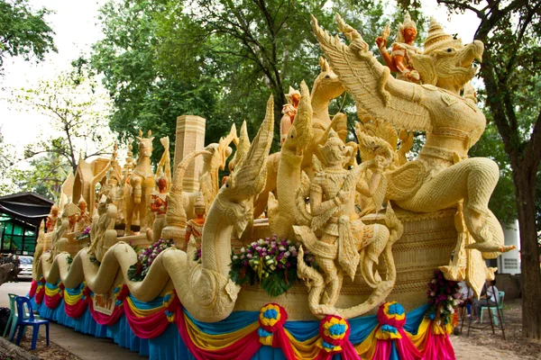 Velas são esculpidas em cera, forma de arte tailandesa de cera, UbonRatchathani, Tailândia — Fotografia de Stock