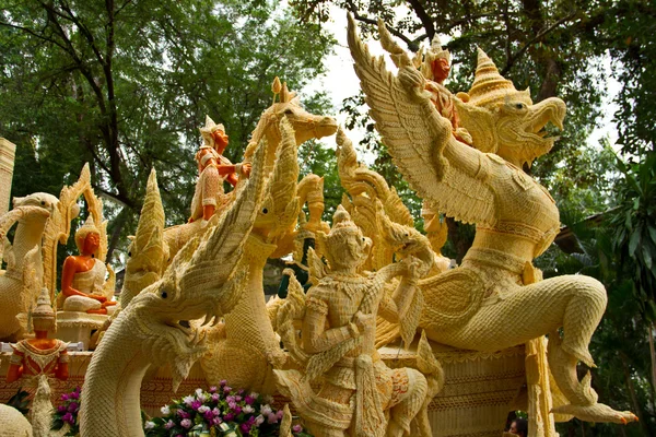 Las velas están talladas en cera, forma de arte tailandés de cera, UbonRatchathani, Tailandia —  Fotos de Stock