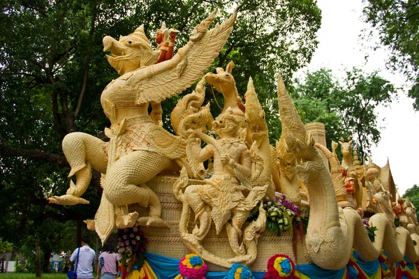 Las velas están talladas en cera, forma de arte tailandés de cera, UbonRatchathani, Tailandia —  Fotos de Stock