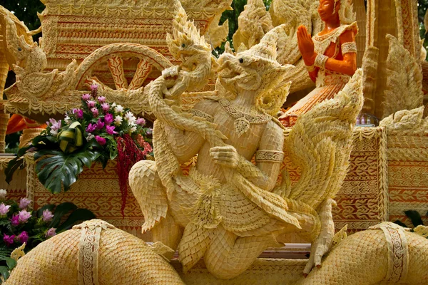 Las velas están talladas en cera, forma de arte tailandés de cera, UbonRatchathani, Tailandia —  Fotos de Stock