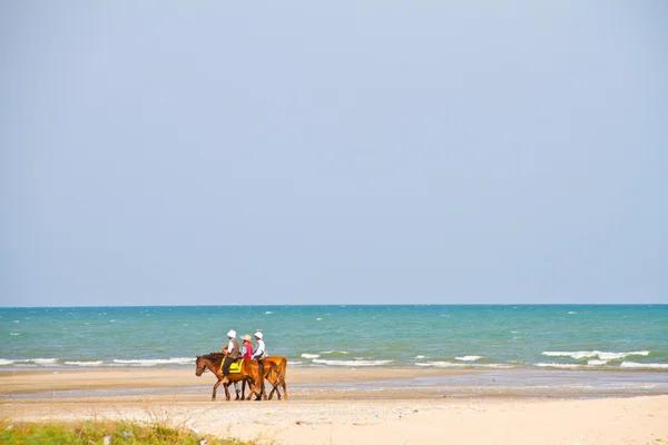 Gente a caballo — Foto de Stock