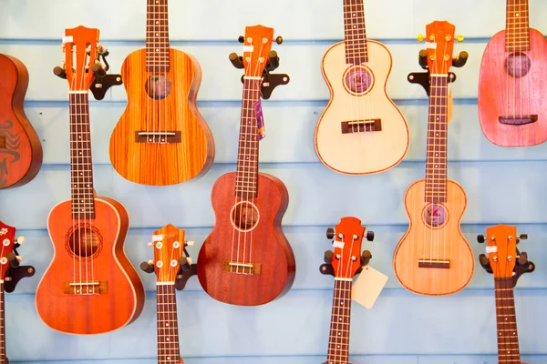 Farbenfrohe Gitarren, ideal für den Hintergrund — Stockfoto