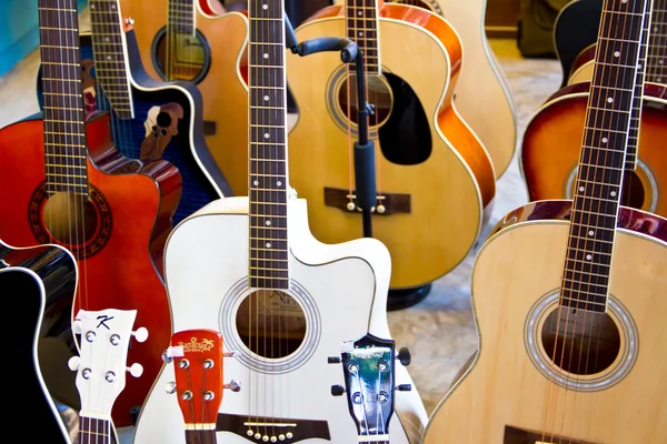 Farbenfrohe Gitarren, ideal für den Hintergrund — Stockfoto