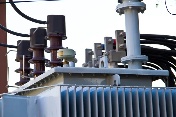 Yüksek gerilim elektrik dönüştürücü detay enerji santrali — Stok fotoğraf