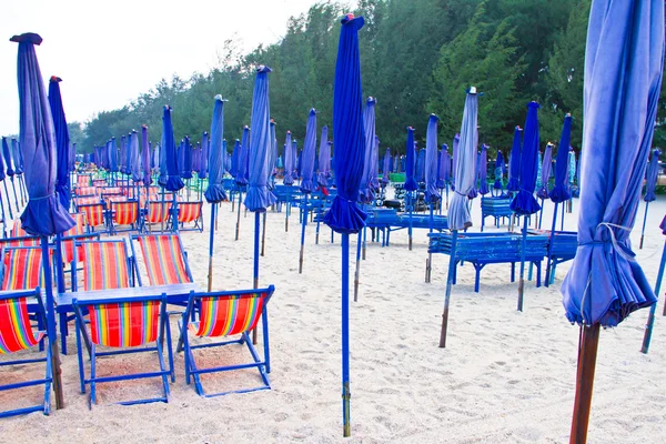 Strandstol och färgglada parasoll på stranden. Thailand — Stockfoto