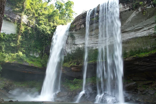 Cachoeira no parque nacional tailandês — Fotografia de Stock