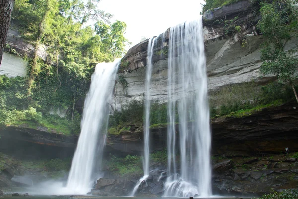 Cascada en el parque nacional tailandés — Foto de Stock