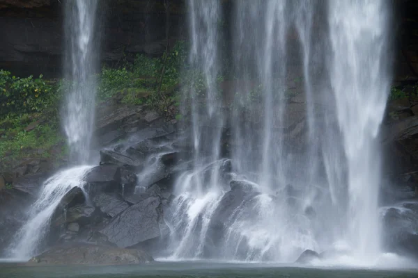 Vandfald i Thai nationalpark - Stock-foto