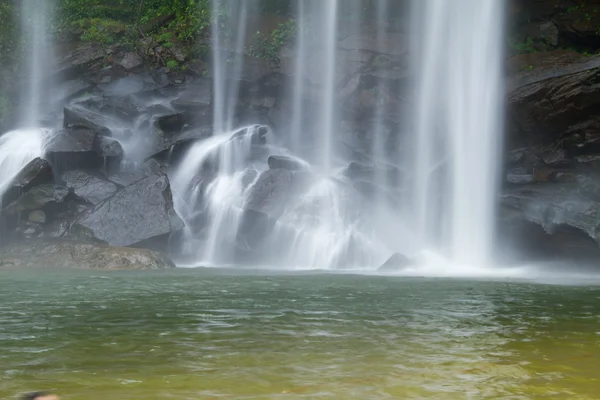 Vízesés a thai nemzeti park — Stock Fotó