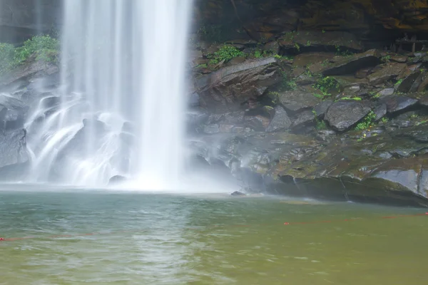 Cachoeira no parque nacional tailandês — Fotografia de Stock