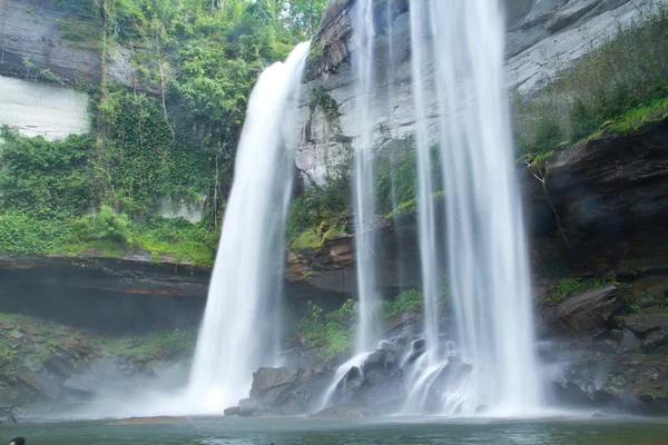 Cachoeira no parque nacional tailandês — Fotografia de Stock