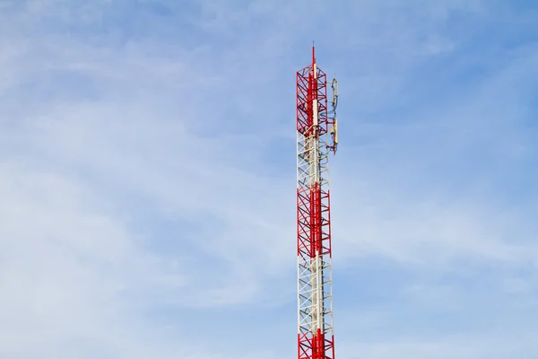 Torre de comunicação em fundo céu azul — Fotografia de Stock