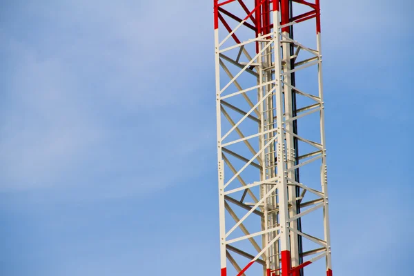 Věž komunikace na pozadí modré oblohy — Stock fotografie