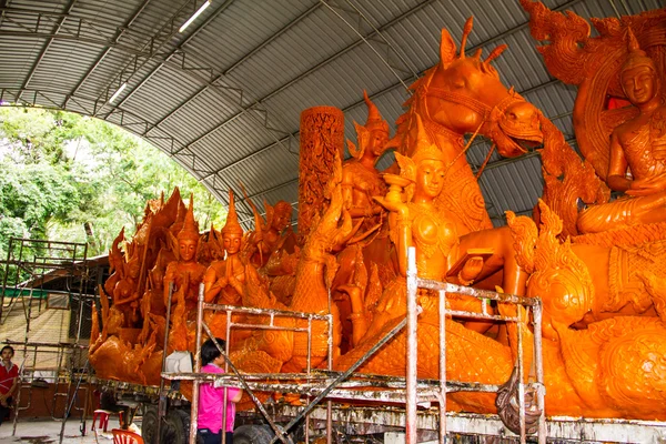 Las velas están talladas en cera —  Fotos de Stock