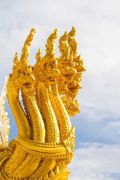 Dragão tailandês, estátua de Naga dourada no templo — Fotografia de Stock