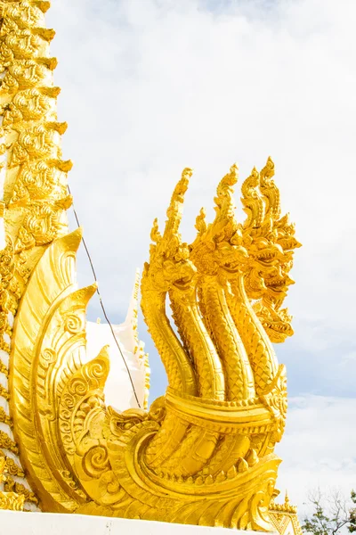 Dragón tailandés, estatua de oro de Naga en templo —  Fotos de Stock