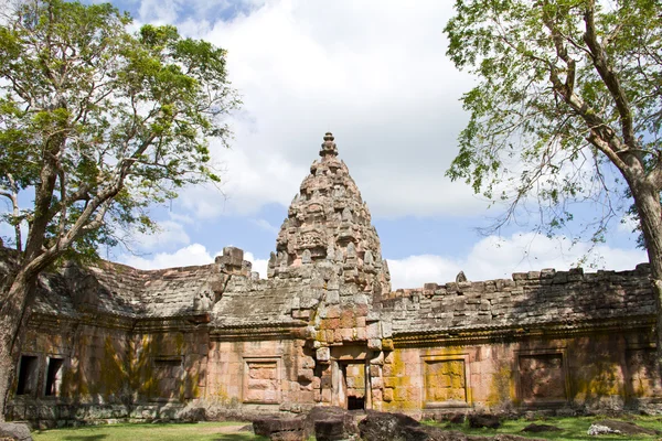 Sten sandslott, phanomrung i buriram provinsen, thailand. religiösa byggnader uppförda av antika khmer konst. — Stockfoto