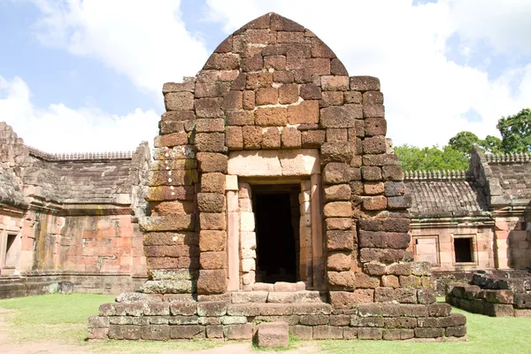 Castillo de piedra de arena, phanomrung en la provincia de Buriram, Tailandia. Edificios religiosos construidos por el antiguo arte jemer . —  Fotos de Stock