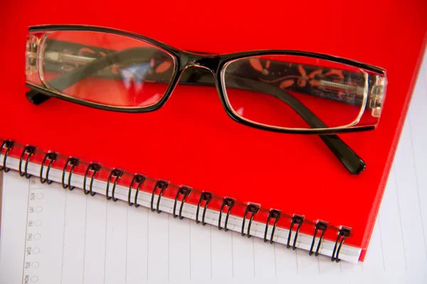 Notatnik i okulary — Zdjęcie stockowe