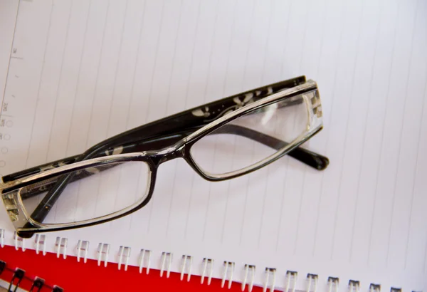Caderno e óculos — Fotografia de Stock