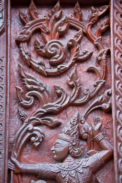 タイの寺院でウィンドウ木彫り — ストック写真