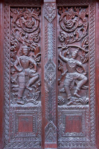 Woodcarving janela no templo, Tailândia — Fotografia de Stock