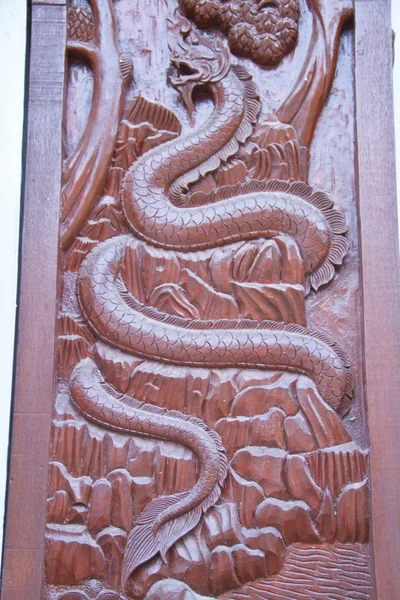 Тайский стиль изогнутая древесина на окне храма — стоковое фото
