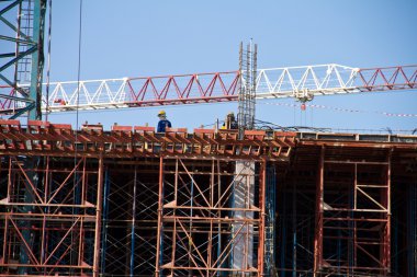 Vinç ve mavi gökyüzü inşaat sahasında işçiler. Tayland