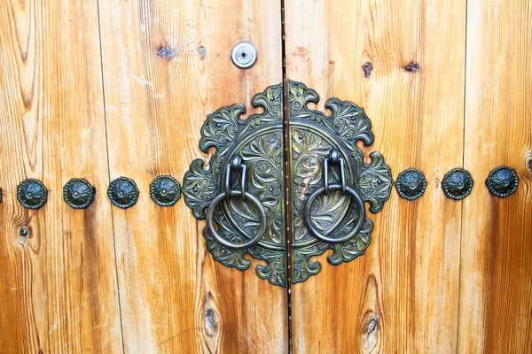 Puertas de un templo surcoreano — Foto de Stock