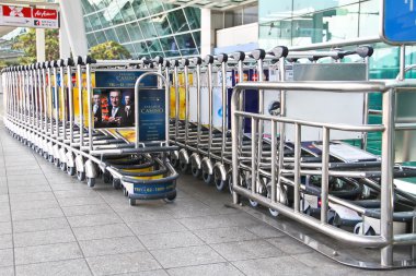 Ardarda alışveriş arabaları