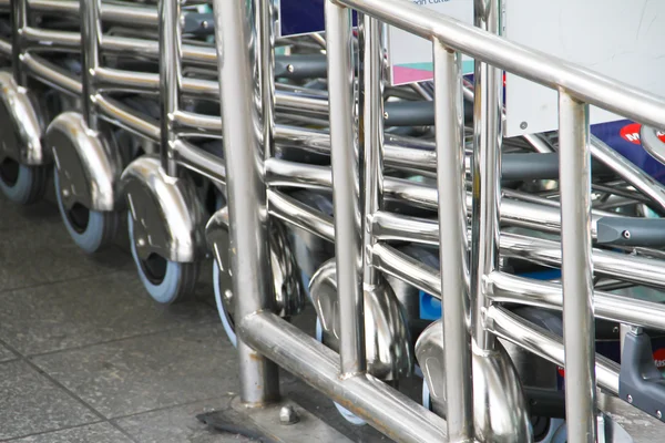 Carritos de compras en una fila — Foto de Stock