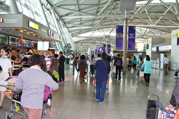 SEOUL - JUNE 10:Passenger in Seoul International Airport on June — Stock Photo, Image