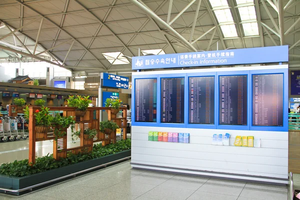 SEOUL - JUNE 10:Passenger in Seoul International Airport on June — Stock Photo, Image