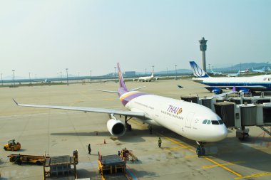 uçağın havaalanı kapısında