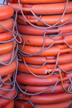 ahşap resort lake tekneleri rıhtımda turuncu lifebuoy