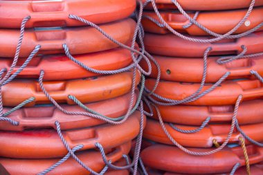 ahşap resort lake tekneleri rıhtımda turuncu lifebuoy