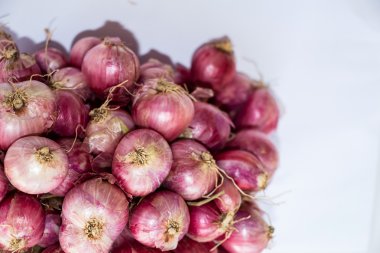 Beyaz arka plan üzerinde izole kırmızı soğancık