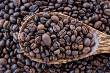 Kahve fincanı ve kahve çekirdeği.