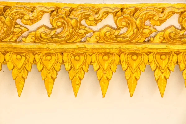Золотой тайский стиль на стене — стоковое фото